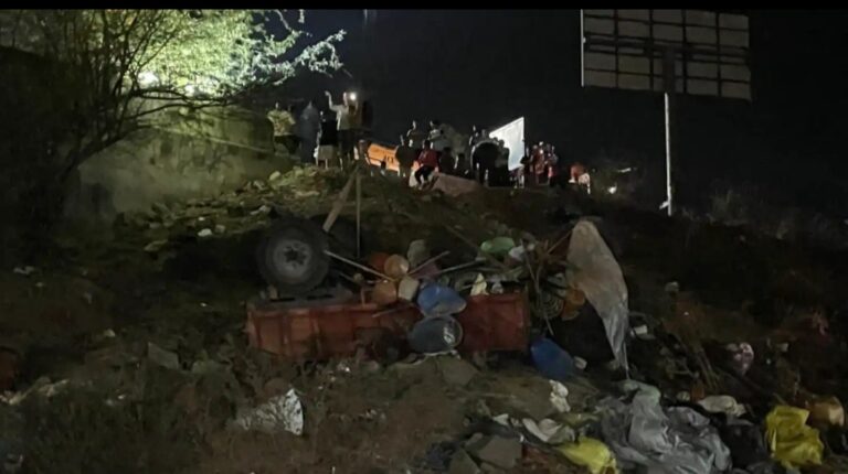 कर्नाटक के बागलकोट में ट्रैक्टर-ट्रॉली पलटी, महाराष्ट्र के दो वर्षीय बच्चे समेत 4 मजदूरों की मौत