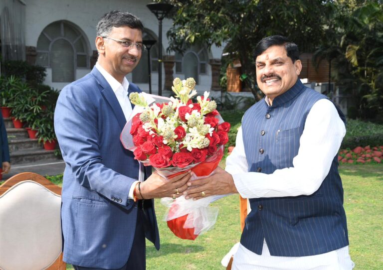 मुख्यमंत्री डॉ. मोहन यादव से नवपदस्थ आयुक्त जनसम्पर्क मनीष सिंह की सौजन्य भेंट