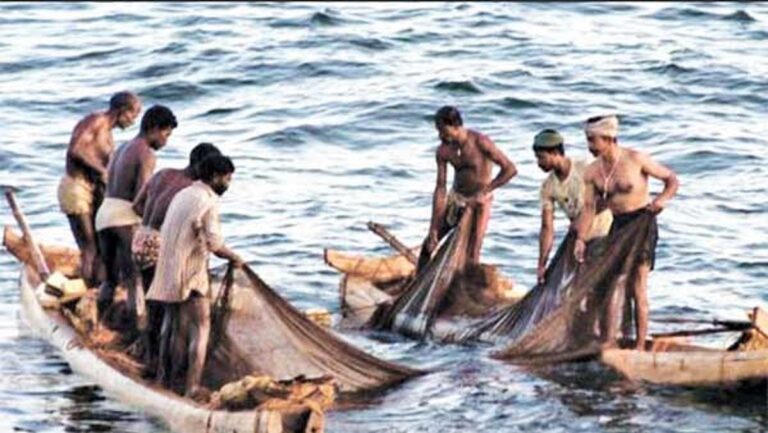 Sri Lanka Navy ने पंबन से 12 भारतीय मछुआरों को गिरफ्तार किया, तटीय इलाकों में आक्रोश