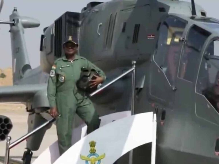 फाइटर हेलिकॉप्टर ‘प्रचंड’ में उड़ान भरने वाली पहली राष्ट्रपति बनीं द्रौपदी मुर्मू