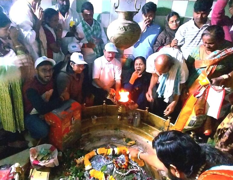 महाशिवरात्रि पूर्व वाराणसी के केदार घाट पर स्वच्छता अभियान, गौरी केदारेश्वर की आरती संग दिया प्रकृति संरक्षण का संदेश