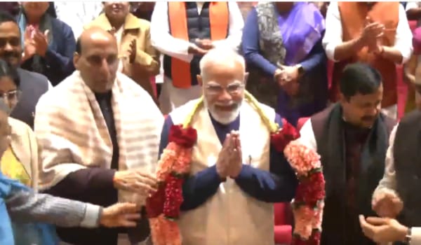 एनडीए संसदीय दल की बैठक में भारत–अमरीका व्यापार समझौते को लेकर पीएम मोदी को बधाई