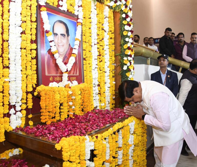 स्व. राजेंद्र प्रसाद शुक्ला की जयंती पर विधानसभा में श्रद्धांजलि, सीएम मोहन यादव और स्पीकर नरेंद्र सिंह तोमर ने अर्पित किए पुष्प
