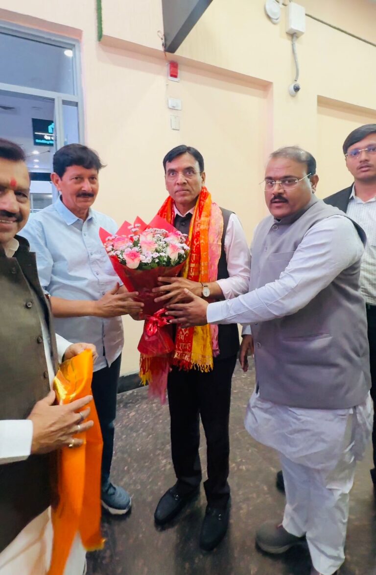 इंदौर आगमन पर केंद्रीय मंत्री मनसुख मंडाविया का भव्य स्वागत, भाजपा कार्यकर्ताओं ने किया अभिनंदन