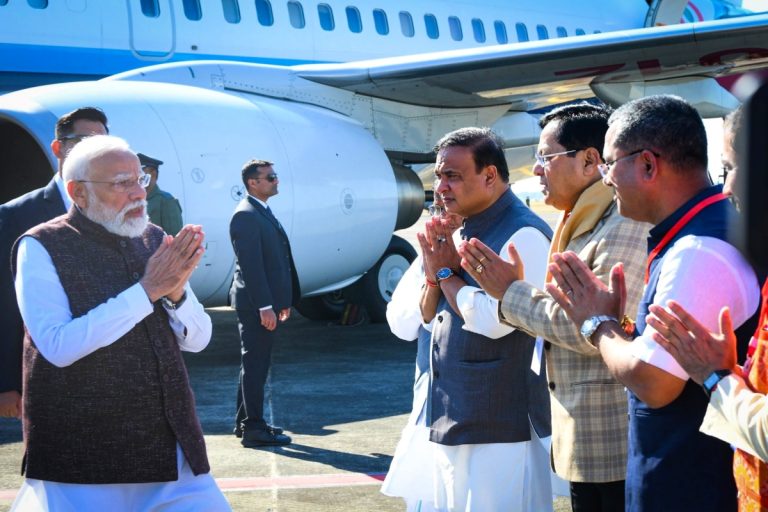असम दौरे पर पीएम मोदी का भव्य स्वागत, कनेक्टिविटी और टेक्नोलॉजी को मिलेगी नई रफ्तार