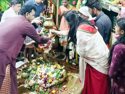 देशभर में श्रद्धा और भक्ति के साथ मनाई जा रही महाशिवरात्रि, मंदिरों में उमड़ी भक्तों की भीड़