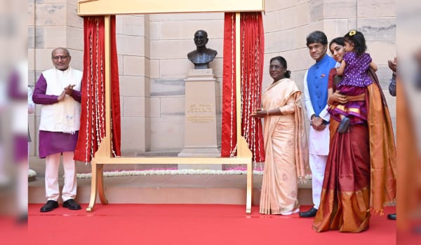 राष्ट्रपति भवन में चक्रवर्ती राजगोपालाचारी की प्रतिमा का अनावरण, राष्ट्रपति मुर्मु ने दी श्रद्धांजलि