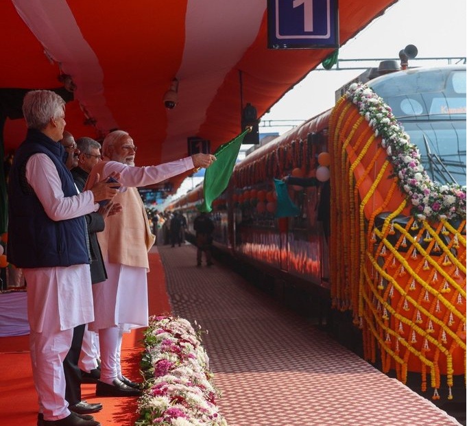 प्रधानमंत्री मोदी ने झंडी दिखाकर मेरठ मेट्रो और नमो भारत ट्रेन को किया रवाना