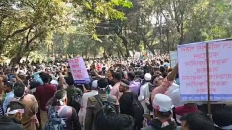 बांग्लादेश में वेतनमान को लेकर उबाल, सरकारी कर्मचारियों पर पुलिस का लाठीचार्ज