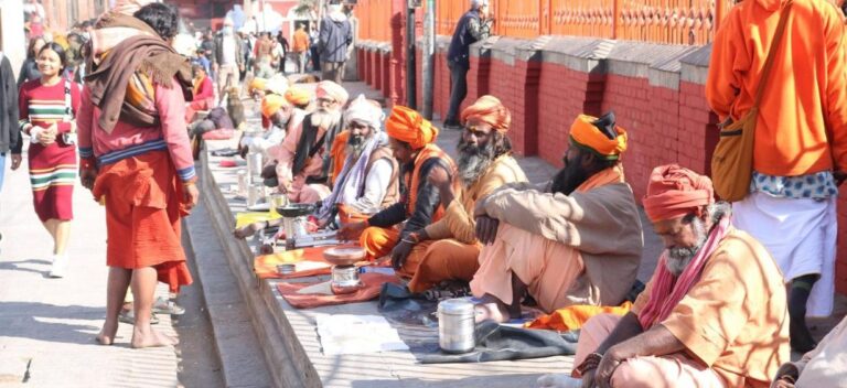 महाशिवरात्रि के बाद पशुपतिनाथ मंदिर से भारत से आए साधु-संन्यासियों की विदाई