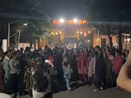 भोपाल: मैपल ट्री सोसायटी में आवारा कुत्तों को लेकर रहवासियों का प्रदर्शन, पुलिस ने दी 5 दिन में समाधान की चेतावनी