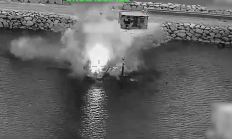 होर्मुज स्ट्रेट में बढ़ा तनाव: अमेरिका ने बारूदी सुरंग बिछाने वाले 16 ईरानी सैन्य जलयान नष्ट किए