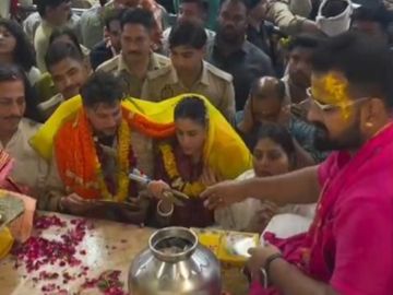 कुलदीप यादव ने नवविवाहित जीवन की शुरुआत श्री बाँके बिहारी जी के आशीर्वाद से की