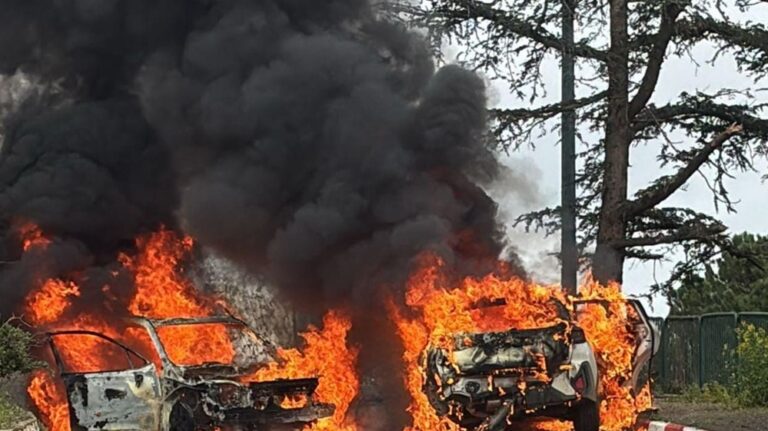 हिजबुल्लाह का उत्तरी इजराइल पर हमला: एंटी-टैंक मिसाइल से एक की मौत, दो कारें जलीं