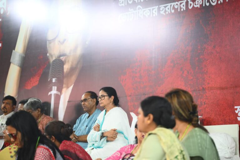 मतदाता सूची विवाद: ममता बनर्जी लगातार दूसरे दिन धरने पर, भाजपा और चुनाव आयोग पर साधा निशाना