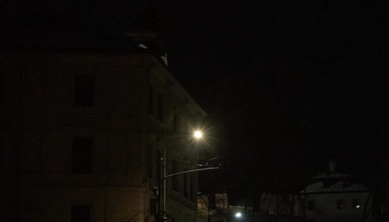 कुवैत में इंटरसेप्शन का मलबा गिरने से बिजली लाइनें ठप, कई इलाकों में आंशिक कटौती