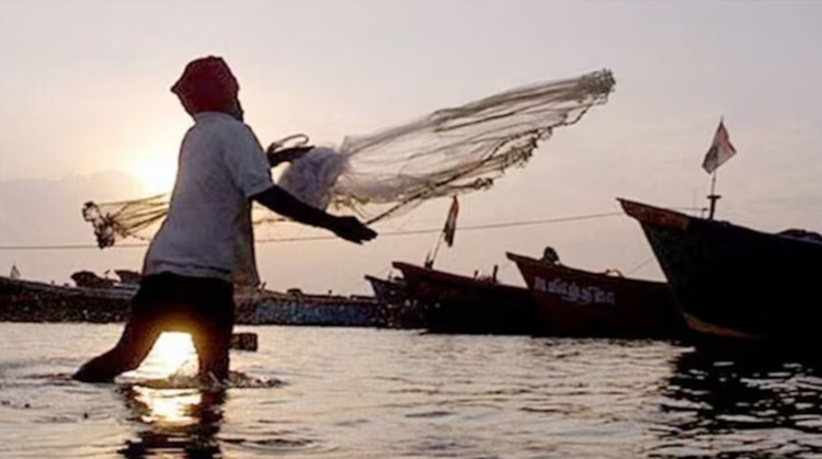 रामेश्वरम के दो मछुआरे श्रीलंकाई नौसेना ने पकड़े, मोटरबोट भी जब्त