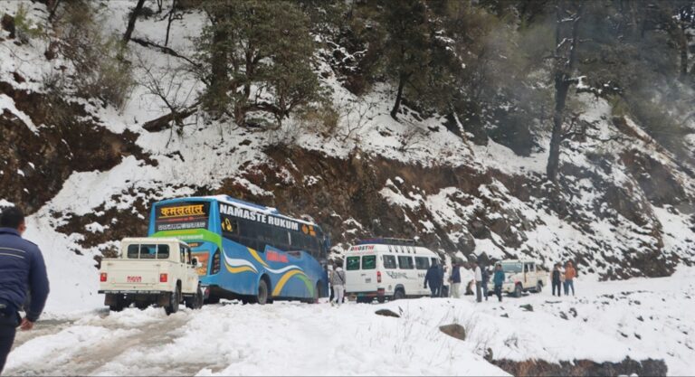 नेपाल में मौसम का कहर: बर्फबारी और भूस्खलन से कई राजमार्ग बंद, सैकड़ों यात्री फंसे