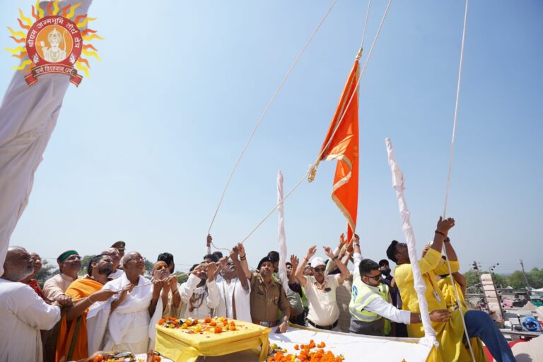 राम जन्मभूमि परिसर के सूर्य मंदिर पर ध्वजारोहण, रामनवमी से पहले अयोध्या में भक्ति का माहौल