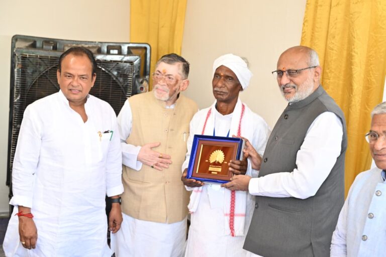 उपराष्ट्रपति सी.पी. राधाकृष्णन ने उलिहातु में बिरसा मुंडा को दी श्रद्धांजलि, वंशजों से की मुलाकात