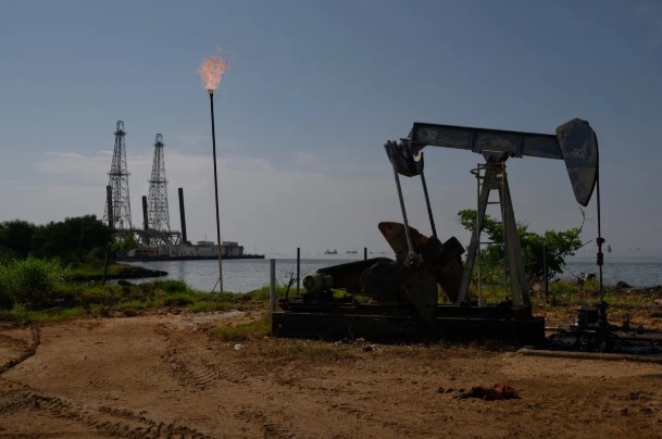 कच्चे तेल की कीमत में 6% से अधिक की गिरावट, भारत को राहत मिलने की उम्मीद