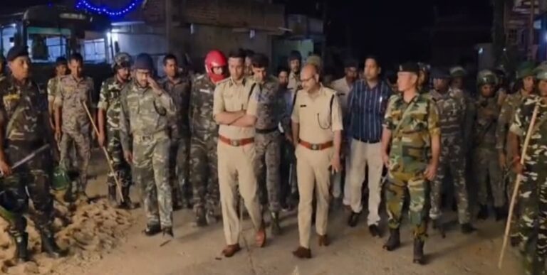 Garhwa में महाष्टमी जुलूस पर पथराव: 19 गिरफ्तार, थाना प्रभारी लाइन हाजिर