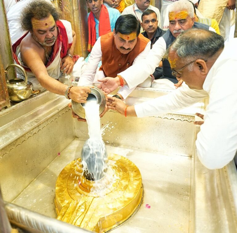 मोहन यादव वाराणसी पहुंचे, काशी विश्वनाथ मंदिर में किए दर्शन