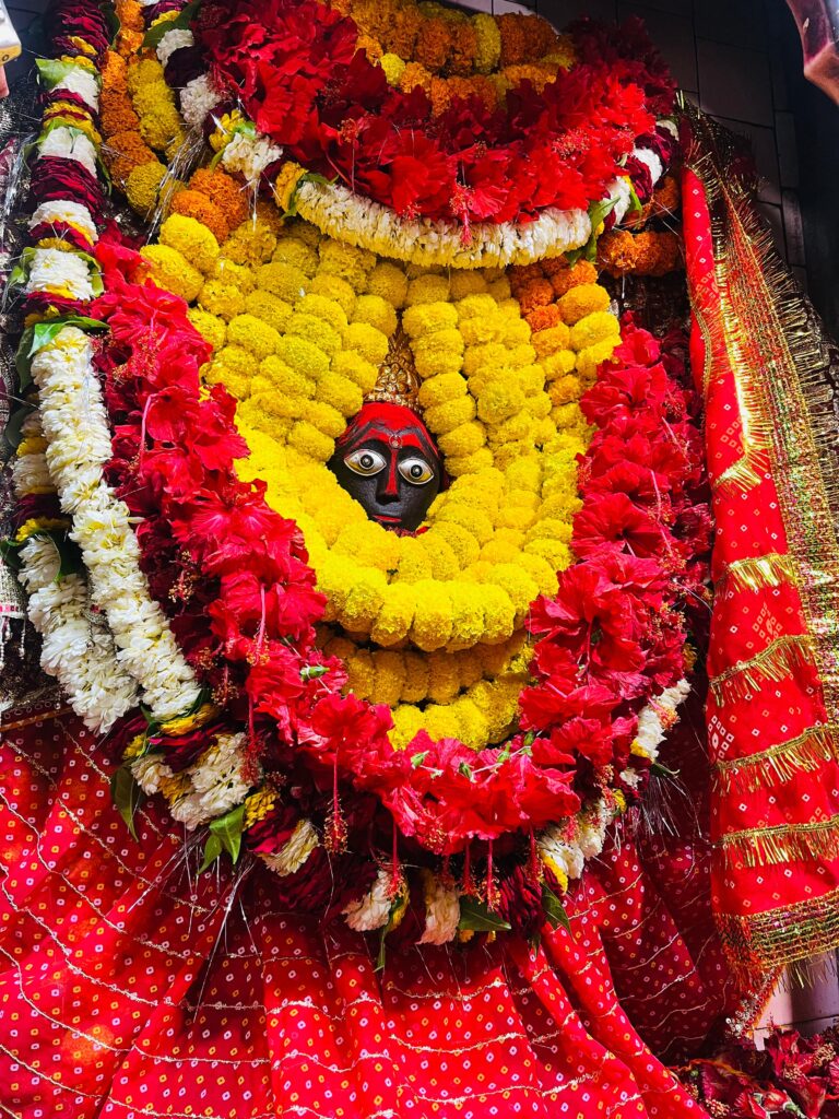 चैत्र नवरात्र का चौथा दिन: मां कूष्मांडा की भक्ति में डूबे श्रद्धालु, मंदिरों में उमड़ी भीड़