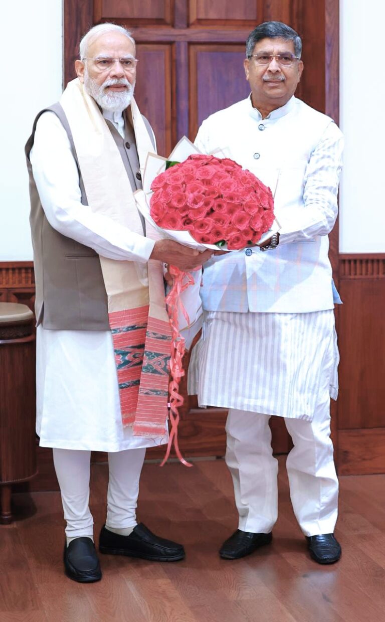 भाजपा प्रदेश अध्यक्ष आदित्य साहू ने प्रधानमंत्री मोदी से की मुलाकात, 8931 दिन पूरे होने पर दी बधाई