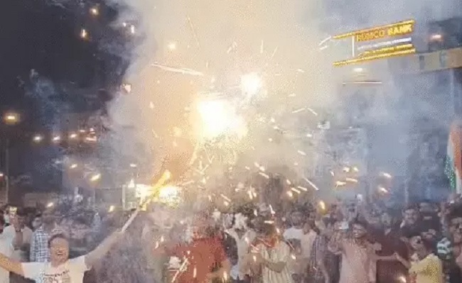 टी-20 विश्वकप में वेस्टइंडीज पर भारत की जीत, मध्य प्रदेश में क्रिकेट फैंस ने जमकर मनाया जश्न