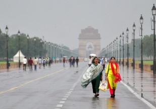 दिल्ली-एनसीआर में बारिश से मौसम सुहाना, AQI में सुधार और तापमान में 10°C तक गिरावट
