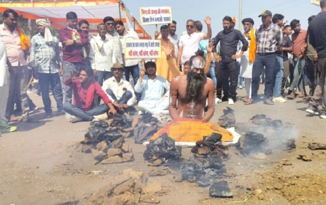 भिंड में ‘रोड नहीं तो टोल नहीं’ आंदोलन शुरू, टोल प्लाजा पर हंगामा; संतों का धरना, तोमर पहुंचे