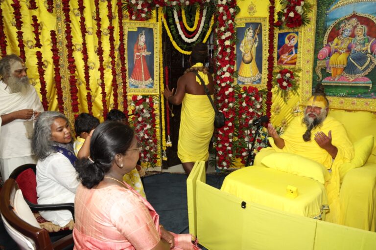 राष्ट्रपति द्रौपदी मुर्मु ने वृंदावन में प्रेमानंद महाराज से की भेंट, लिया आशीर्वाद