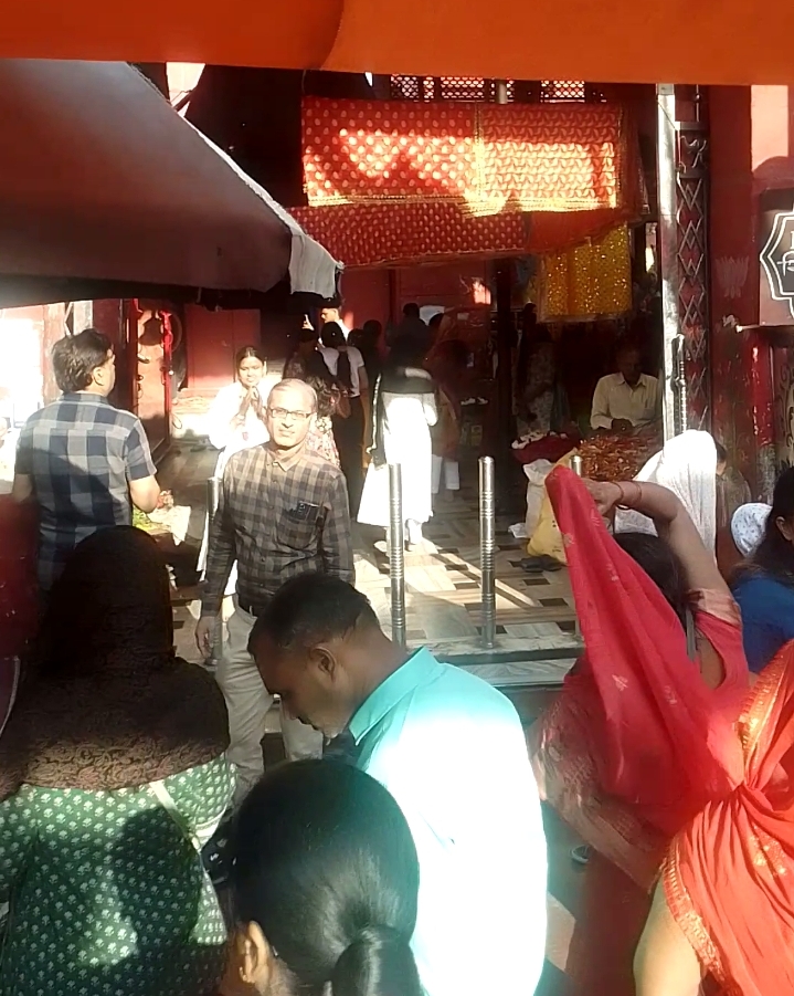 वाराणसी में अष्टमी पर उमड़ा आस्था का सैलाब, लाल चुनरी और नारियल के साथ श्रद्धालुओं ने किए मां दुर्गा के दर्शन