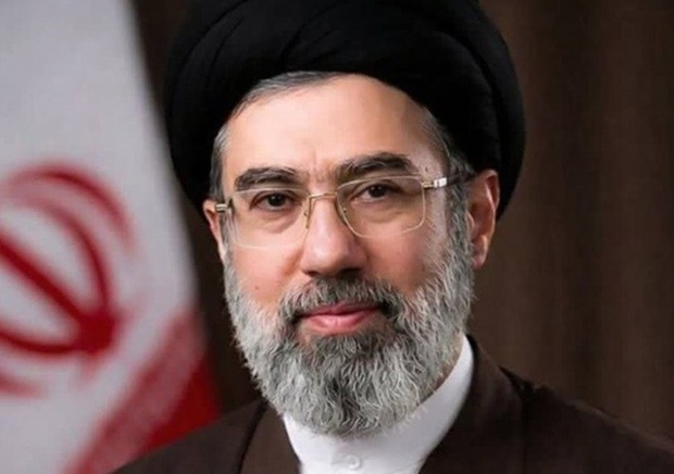 ईरान में अमेरिकी-इजराइली हमले में मारे गए खामेनेई के बेटे मोजतबा को चुना गया सर्वोच्च नेता  तेहरान, 09 मार्च (हि.स.)। अमेरिका-इजराइल के सैन्य अभियान में 28 फरवरी को मारे गए ईरान की इस्लामिक क्रांति के लीडर और सर्वोच्च नेता दिवंगत अयातुल्ला अली खामेनेई के बेटे अयातुल्ला सैयद मोजतबा खामेनेई को उनका उत्तराधिकारी चुन लिया गया। मोजतबा इस्लामिक क्रांति के लीडर और देश के सर्वोच्च नेता होंगे। 88 सदस्यीय एक्सपर्ट्स असेंबली (मजलिस-ए-खोबरेंगान-ए-रहरी) ने मोजतबा का देश के सर्वोच्च नेता के रूप में चुनाव किया। एक्सपर्ट्स असेंबली को ईरान की सबसे ताकतवर धार्मिक विशेषज्ञ सभा भी कहा जाता है।  तेहरान की अर्ध सरकारी न्यूज एजेंसी तसनीम ने आज सुबह यह जानकारी साझा की। एजेंसी की रिपोर्ट के अनुसार, ईरान की एक्सपर्ट्स असेंबली ने अयातुल्ला सैयद मोजतबा खामेनेई को इस्लामिक क्रांति का नया लीडर चुना। असेंबली ने कहा कि मोजतबा के पिता अयातुल्ला सैयद अली खामेनेई ने 1989 में इमाम खुमैनी की मौत के बाद 37 साल तक ईरान का नेतृत्व किया। उनकी शहादत के बाद असेंबली ने मोजतबा खामेनेई को उनका उत्तराधिकारी चुन लिया।  असेंबली ने रविवार देररात जारी बयान में इस घोषणा के साथ 28 फरवरी के हमले में इमाम खामेनेई और अन्य दूसरों की शहादत पर दुख जताया। ईरान पर अमेरिका-इजराइल के हमले की निंदा की। बयान में कहा गया है कि इमाम खामेनेई की शहादत के तुरंत बाद और युद्ध के हालात व दुश्मनों की सीधी धमकियों के बावजूद असेंबली ने अपनी संवैधानिक जिम्मेदारी पूरी करने में कोई समय बर्बाद नहीं किया और नए नेता को चुनने की प्रक्रिया शुरू की। असेंबली ने रविवार को बैठक में भारी मतों से मोजतबा खामेनेई को इस्लामिक क्रांति के तीसरे नेता के तौर पर चुना।  ईरान इंटरनेशनल अखबार की रिपोर्ट के अनुसार, ईरान के सरकारी टीवी ने सोमवार सुबह मोजतबा खामेनेई को पिता का उत्तराधिकारी चुने जाने की जानकारी दी। यह फैसला ऐसे समय लिया गया है जब अयातुल्ला अली खामेनेई की हत्या के बाद शुरू हुआ युद्ध अब एक नाटकीय मोड़ पर पहुंच गया है। मोजतबा खामेनेई को लंबे समय से इस पद का संभावित दावेदार माना जा रहा था। उल्लेखनीय है कि मोजतबा ने इससे पहले कभी भी किसी सरकारी पद के लिए चुनाव नहीं लड़ा और न ही उन्हें किसी पद पर नियुक्त किया गया।  सरकारी टीवी ने अपने प्रसारण में एक बयान पढ़कर सुनाया जिसमें कहा गया कि मोजतबा को मजबूत समर्थन के आधार पर चुना गया है। देशवासियों से उनके पीछे एकजुट होने की अपील की गई। साथ ही तेहरान के सार्वजनिक स्थानों पर लोगों के जश्न मनाने के दृश्य भी दिखाए गए। लगभग आधी सदी पहले हुई इस्लामी क्रांति के बाद से सर्वोच्च नेता के पद पर सत्ता का यह हस्तांतरण महत्वपूर्ण माना जा रहा है। मोजतबा अब सेना और शक्तिशाली अर्धसैनिक संगठन रिवोल्यूशनरी गार्ड के सर्वोच्च कमांडर भी होंगे।  मोजतबा खामेनेई को अमेरिका के विरोध का सामना करना पड़ेगा। अमेरिका के राष्ट्रपति डोनाल्ड ट्रंप कह चुके हैं कि खामेनेई का बेटा उन्हें स्वीकार्य नहीं है। ईरान के रिवोल्यूशनरी गार्ड ने बयान जारी कर मोजतबा खामेनेई के समर्थन का ऐलान किया है।ईरान समर्थित लेबनानी संगठन हिजबुल्लाह ने टेलीग्राम पर उनकी तस्वीर साझा करते हुए उन्हें इस्लामी क्रांति का नेता बताया।  ईरान के राष्ट्रपति मसूद पेजेश्कियान ने मोजतबा खामेनेई को नए सर्वोच्च नेता के तौर पर चुने जाने पर बधाई दी। उन्होंने कहा कि इस नियुक्ति से देश के लिए ताकत और सम्मान के एक नए युग की शुरुआत हुई है। पेजेशकियन ने कहा कि यह चुनाव देश की एकता को मजबूत करेगा और ईरान को उसके दुश्मनों की साजिशों का सामना करने में मदद करेगा।