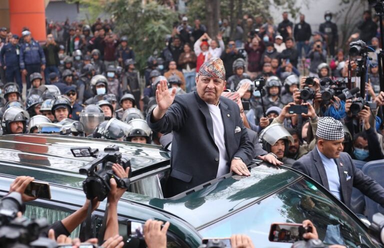 नेपाल में राजतंत्र समर्थकों को जनता ने नकारा, पूर्व राजा की सत्ता में वापसी का अध्याय खत्म  काठमांडू, 09 मार्च (हि.स.)। नेपाल के संसदीय चुनाव में राजतंत्र की वापसी की मांग करने वाली ताकतों को बड़ा झटका लगा है। चुनाव परिणामों में राजतंत्र समर्थक दल राष्ट्रीय प्रजातंत्र पार्टी का लगभग पूरी तरह सफाया हो गया है और उनकी पार्टी का सिर्फ एक उम्मीदवार ही जीत दर्ज कर सका है। इस पार्टी के राष्ट्रीय अध्यक्ष राजेन्द्र लिंगदेन सहित सभी बड़े नेता चुनाव में बुरी तरह पराजित हो गए। इस नतीजे के बाद नेपाल की राजनीति में राजतंत्र समर्थकों के भविष्य को लेकर गंभीर सवाल खड़े हो गए हैं।  नेपाल में राजतंत्र समर्थक राजनीति का मुख्य चेहरा रही पार्टी राष्ट्रीय प्रजातंत्र पार्टी (आरपीपी) को इस चुनाव में अपेक्षित समर्थन नहीं मिल सका। चुनाव प्रचार के दौरान पार्टी ने देश में राजतंत्र की बहाली को प्रमुख मुद्दा बनाया, लेकिन मतदाताओं ने इस एजेंडे को पूरी तरह से नकार दिया।  आरपीपी के युवा नेता ज्ञानेन्द्र शाही ने जुमला संसदीय क्षेत्र से अपनी सीट बचाने में कामयाब रहे। बाकी इस पार्टी से जुड़े सभी नेता चुनाव हार गए हैं जिनमें पूर्व अध्यक्ष तथा पूर्व उप प्रधानमंत्री कमल थापा, पूर्व पुलिस प्रमुख तथा दो बार के सांसद एवं मंत्री ध्रुव बहादुर प्रधान, बीबीसी नेपाली सेवा के वर्षों तक प्रमुख रहे चर्चित पत्रकार रवींद्र मिश्रा, इस पार्टी से बार-बार मंत्री बने दीपक बहादुर सिंह, पार्टी के जो भी पदाधिकारी थे वो सब के सब चुनाव हार गए हैं।  चुनाव परिणाम के तुरंत बाद पार्टी के उपाध्यक्ष रविन्द्र मिश्रा ने न सिर्फ पार्टी परित्याग की घोषणा की बल्कि उन्होंने सक्रिय राजनीति से संन्यास भी ले लिया। काठमांडू के १ नंबर संसदीय क्षेत्र से चुनाव में राष्ट्रीय स्वतंत्र पार्टी की रंजू दर्शाना से बड़े मतांतर से पराजित होने के बाद मिश्रा ने लिखा कि वो अब सक्रिय राजनीति को अलविदा कह रहे हैं।  उन्होंने लिखा, “देशभर में आम जनता के मन में राजशाही के प्रति अपार श्रद्धा और समर्थन होने के बावजूद राष्ट्रीय प्रजातंत्र पार्टी के नेतृत्व की कमी कमजोरी, आपसी विवाद और निहित स्वार्थ के कारण वह वोट में परिणत नहीं हो पाया। मैं अब दलीय राजनीति की अनुशासन से बाहर होकर इस एजेंडे के पक्ष में अपनी आवाज बुलंद करता रहूंगा।”  राजनीतिक विश्लेषकों का मानना है कि इस बार का चुनाव परिणाम इस बात का संकेत है कि नेपाल की बड़ी आबादी अब फिर से राजतंत्र की ओर लौटने के पक्ष में नहीं है। इस नतीजे को नेपाल में 2008 के बाद स्थापित गणतांत्रिक व्यवस्था की स्वीकार्यता के रूप में भी देखा जा रहा है। 2008 में नेपाल में राजतंत्र का औपचारिक अंत हुआ था और देश को संघीय लोकतांत्रिक गणराज्य घोषित किया गया था।  राजनीतिक विश्लेषकों के अनुसार, चुनाव परिणाम के बाद अब पूर्व राजा ज्ञानेन्द्र शाह की सत्ता में वापसी की संभावना और कमजोर हो गई है। हालांकि कुछ संगठनों और छोटे राजनीतिक समूहों द्वारा समय-समय पर राजतंत्र की बहाली की मांग उठाई जाती रही है, लेकिन चुनावी राजनीति में इसका प्रभाव लगातार सीमित होता दिख रहा है। आरपीपी के संस्थापक नेताओं में से एक रहे पशुपति शमशेर राणा का कहना है कि जब तक राजतंत्र समर्थक दल चुनावी स्तर पर व्यापक जनसमर्थन हासिल नहीं कर पाते, तब तक राजतंत्र की वापसी का सवाल व्यावहारिक राजनीति में बहुत मजबूत नहीं बन पाएगा।  इस चुनाव में राजतंत्र समर्थक दलों के कमजोर प्रदर्शन के पीछे कई कारण बताए जा रहे हैं—  1. गणतांत्रिक व्यवस्था की स्वीकार्यता: पिछले डेढ़ दशक में नेपाल की नई राजनीतिक व्यवस्था धीरे-धीरे स्थापित हो चुकी है। युवा मतदाता खास तौर पर गणतंत्र को ही भविष्य मानते हैं।  2. नए राजनीतिक चेहरों का उभार: इस चुनाव में नए नेताओं और वैकल्पिक राजनीति के दावेदारों को ज्यादा समर्थन मिला, जिससे पारंपरिक मुद्दों वाली पार्टियों को नुकसान हुआ। इसके अलावा इस बार पूरा चुनाव बालेंद्र शाह पर केंद्रित रहा जिसकी लहर में अच्छे अच्छे नेता, सभी पुराने दल सब पराजित हो गए।  3. राजतंत्र का पुराना विवादित इतिहास: नेपाल में राजशाही के अंतिम वर्षों में राजनीतिक अस्थिरता और सत्ता संघर्ष की यादें अभी भी कई मतदाताओं के मन में मौजूद हैं।  4. स्थानीय मुद्दों का प्रभाव: रोजगार, भ्रष्टाचार, विकास और शासन से जुड़े मुद्दे इस चुनाव में ज्यादा प्रभावी रहे, जबकि राजतंत्र की बहाली का मुद्दा मतदाताओं की प्राथमिकता नहीं बन पाया।  नेपाल के जाने-माने राजनीतिक विश्लेषक सीके लाल का कहना है कि यह चुनाव परिणाम नेपाल की राजनीति में एक स्पष्ट संदेश देता है कि जनता अब राजतंत्र की बहाली के मुद्दे को प्राथमिकता नहीं दे रही है। उन्होंने कहा कि हमेशा के लिए राजशाही वापसी का मुद्दा समाप्त हो गया यह कहना गलत है। कुछ इलाकों में और कुछ सीमित लोगों के राजतंत्र समर्थक भावनाएं अभी भी मौजूद हैं और भविष्य में भी रहने वाली हैं, लेकिन राष्ट्रीय राजनीति में इसका प्रभाव लगातार सीमित होता जा रहा है।