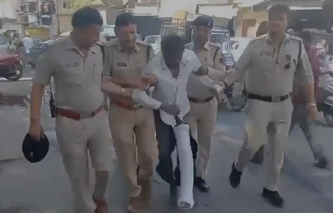 इंदौर: दोपहिया वाहनों में आग लगाने वाला बदमाश और ट्रेवलर तोड़ने वाला गिरफ्तार