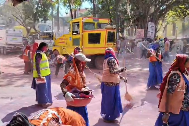रंगपंचमी की गेर खत्म होते ही इंदौर में शुरू हुआ सफाई अभियान, मिनटों में मैदान में उतरी निगम टीम