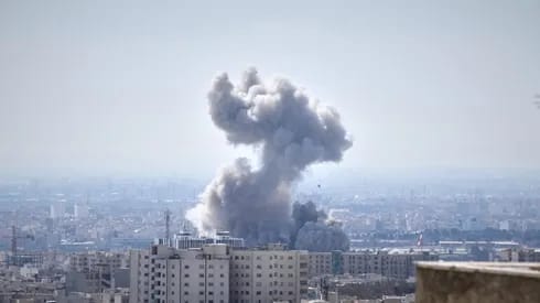 पश्चिम एशिया में जंग तेज: ईरान बनाम अमरीका-इज़रायल, मिसाइल और ड्रोन हमलों से बढ़ा तनाव