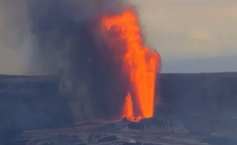 हवाई: किलाउआ ज्वालामुखी में विस्फोट, एक हजार फीट की ऊंचाई तक पहुंचा लावा का फव्वारा