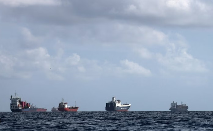 पश्चिम एशिया संघर्ष का असर: होर्मुज जलडमरूमध्य में जहाजों की आवाजाही ठप, पोत परिवहन 80% घटा