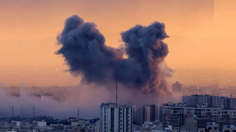 इज़राइल के हाइफ़ा में तेल रिफाइनरी पर ईरान का मिसाइल हमला, नुकसान सीमित