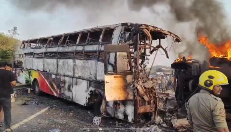 आंध्र प्रदेश में भीषण सड़क हादसा: टिप्पर-बस टक्कर के बाद लगी आग, 10 यात्रियों की जिंदा जलकर मौत