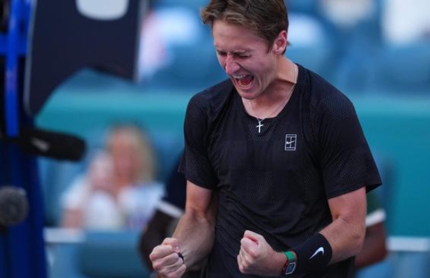 मियामी ओपन 2026 में बड़ा उलटफेर: वर्ल्ड नंबर-1 कार्लोस अल्कराज तीसरे दौर से बाहर