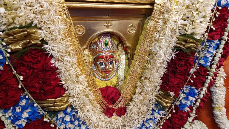 चैत्र नवरात्र का तीसरा दिन: काशी में मां चंद्रघंटा और सौभाग्य गौरी के दरबार में उमड़ा श्रद्धालुओं का सैलाब