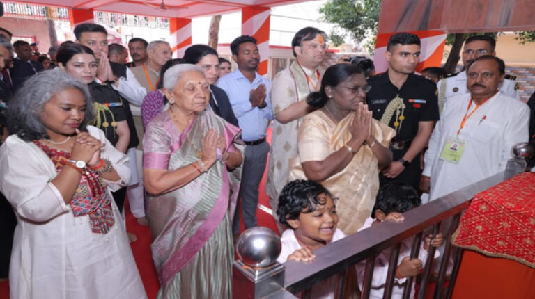 राष्ट्रपति द्रौपदी मुर्मु ने नीम करौरी बाबा आश्रम में किया दर्शन, हनुमानजी की पूजा-अर्चना
