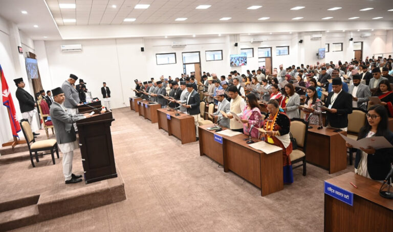 नेपाल में नवनिर्वाचित सांसदों ने ली शपथ, प्रोटेम स्पीकर ने दिलाई पद एवं गोपनीयता की शपथ