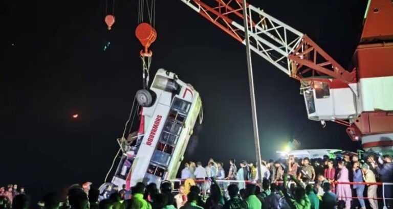 बांग्लादेश बस हादसा: पद्मा नदी में गिरने से 26 की मौत, जांच समिति गठित