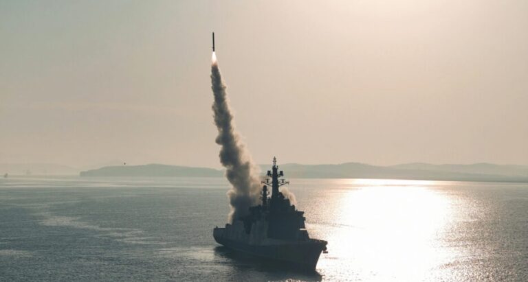 उत्तर कोरिया ने फिर किया क्रूज मिसाइल परीक्षण, किम जोंग उन ने युद्धपोत से लॉन्च का किया निरीक्षण