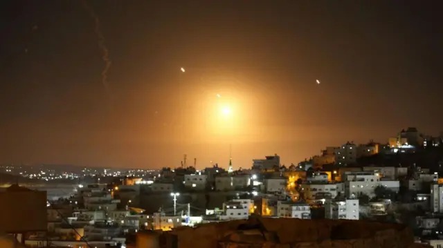 ईरान ने इजराइल पर दागीं मिसाइलें, कठोर लहजे में ट्रंप से बातचीत का दावा खारिज